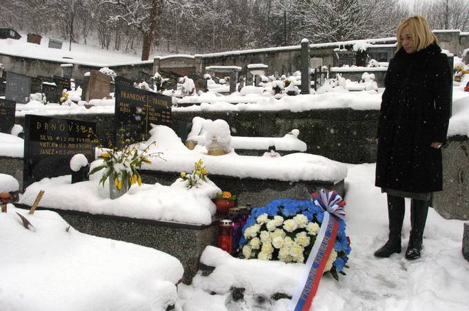 Vodja kabineta predsednika republike položila venec na grob nekdanjega predsednika republike Drnovška